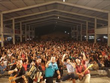Mais de 15.000 pessoas cantaram e dançaram ao som do Estação Fandangueira em Santa Catarina
