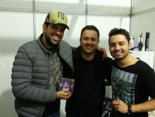 Fernando e Sorocaba recebem CD do Estação